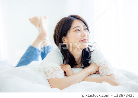 年輕女子在臥室裡醒來 128678425