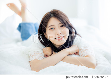 年輕女子在臥室裡醒來 128678426