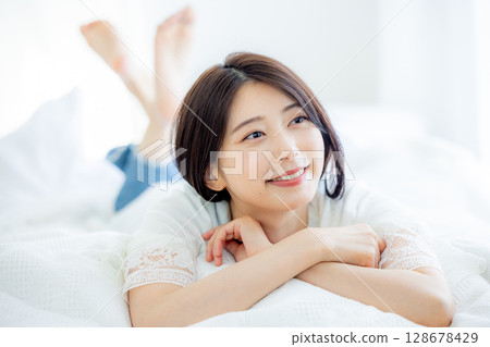 年輕女子在臥室裡醒來 128678429