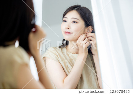A young lady who dresses up 128678435