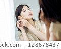 一位穿著打扮的年輕女士 128678437