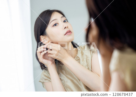 一位穿著打扮的年輕女士 128678437