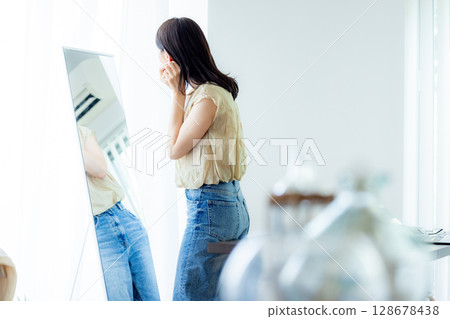 A young lady who dresses up 128678438