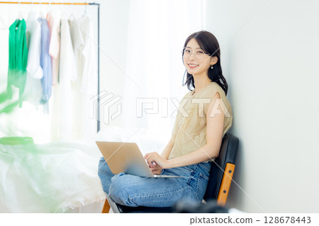 女人在家做遠程辦公 128678443