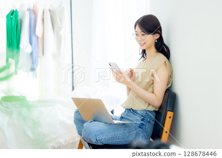 操作智能手機的女人 128678446