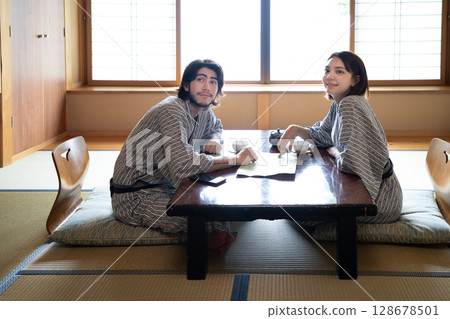 一對入境夫婦在日式旅館休息 128678501