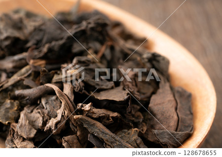 Close-up of oolong tea leaves on a spoon Close-up of oolong tea leaves on a spoon 128678655