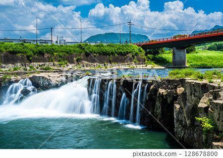 三日月瀑布的新綠[大分縣日田市] 128678800