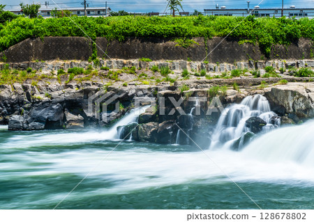 Fresh greenery at Mikazuki Falls [Hita City, Oita Prefecture] 128678802