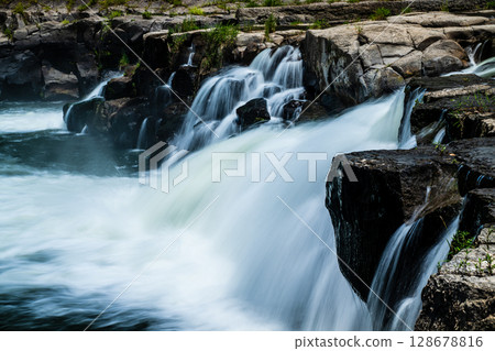 Fresh greenery at Mikazuki Falls [Hita City, Oita Prefecture] 128678816