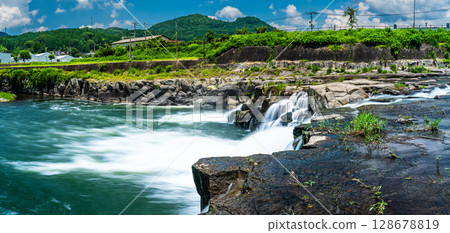 新綠滿布的三日月瀑布全景[大分縣日田市] 128678819