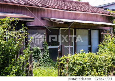 Showa Retro Abandoned House 128678851