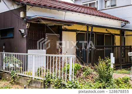 Showa Retro Abandoned House 128678855
