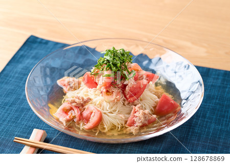 Somen with tomato and tuna 128678869