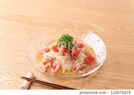 Somen with tomato and tuna 128678876