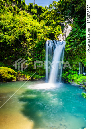 Jion Falls with fresh greenery [Hita City, Oita Prefecture] 128678975