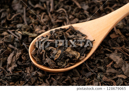 Close-up of oolong tea leaves on a spoon Close-up of oolong tea leaves on a spoon 128679065