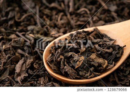 Close-up of oolong tea leaves on a spoon Close-up of oolong tea leaves on a spoon 128679066