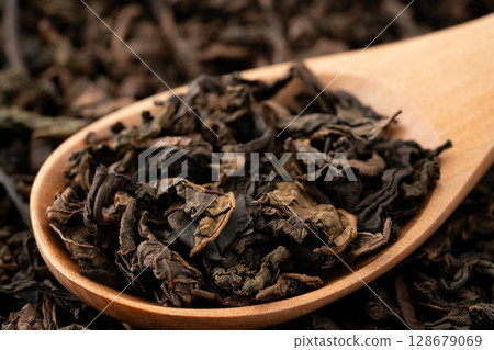 Close-up of oolong tea leaves on a spoon Close-up of oolong tea leaves on a spoon 128679069