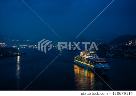 從長崎港出發的遊輪（星際航行者） 女神大橋的夜景 [長崎市] 128679114