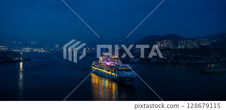從長崎港出發的遊船（星際航行者號） 從女神大橋欣賞夜景全景[長崎市] 128679115