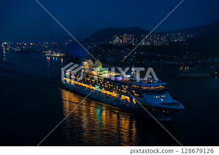 從長崎港出發的遊輪（星際航行者） 女神大橋的夜景 [長崎市] 128679126