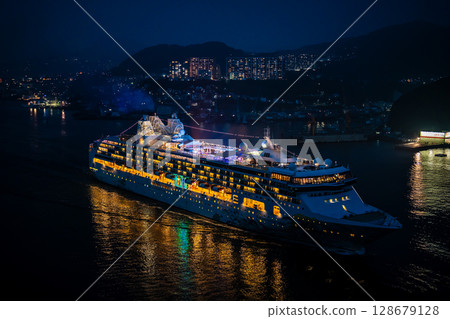 從長崎港出發的遊輪（星際航行者） 女神大橋的夜景 [長崎市] 128679128