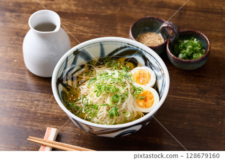 帶有白湯和芝麻油香味的素麵 128679160