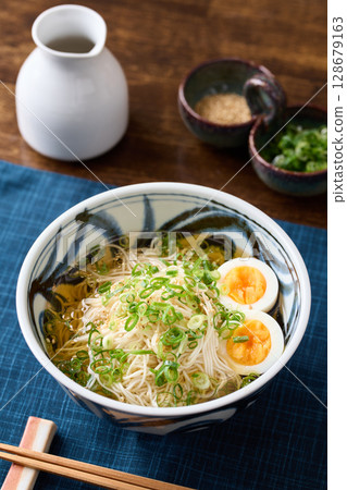 帶有白湯和芝麻油香味的素麵 128679163