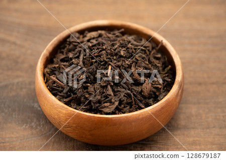 碗中的烏龍茶葉 128679187