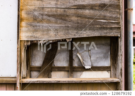 Deterioration of door pockets over time 128679192