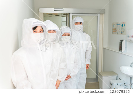 People who work in factories with air showers and clean rooms 128679335