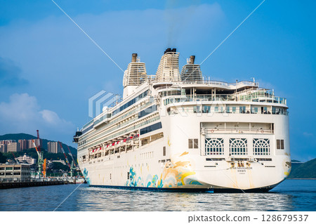 抵達長崎港的郵輪（星際航行者號）海濱森林公園[長崎市] 128679537