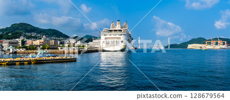 抵達長崎港的遊船（星際航行者號） 水邊森林公園全景[長崎市] 128679564