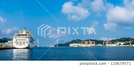 抵達長崎港的遊船（星際航行者號） 水邊森林公園全景[長崎市] 128679571