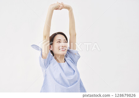 中年婦女伸展白色背景 128679826