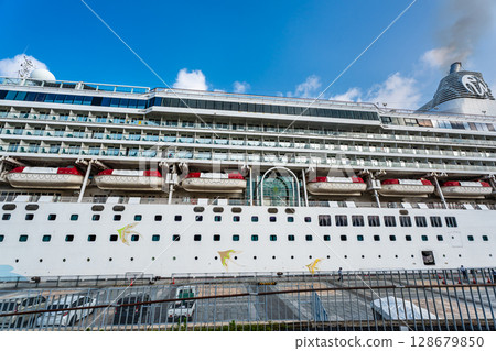 長崎港觀光船抵達（星際航行者號）松枝碼頭 [長崎市] 128679850