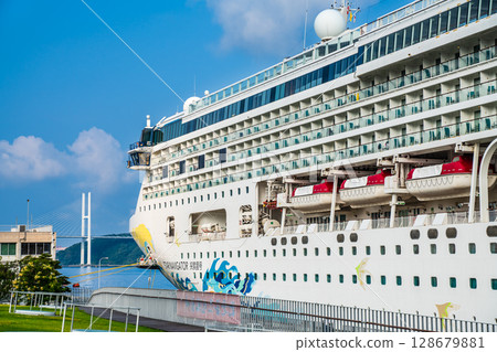 長崎港觀光船抵達（星際航行者號）松枝碼頭 [長崎市] 128679881