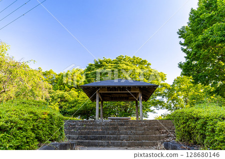 A rest area in the park surrounded by fresh greenery 128680146