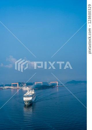 從女神大橋抵達長崎港的遊輪（星際航行者號）[長崎市] 128680329