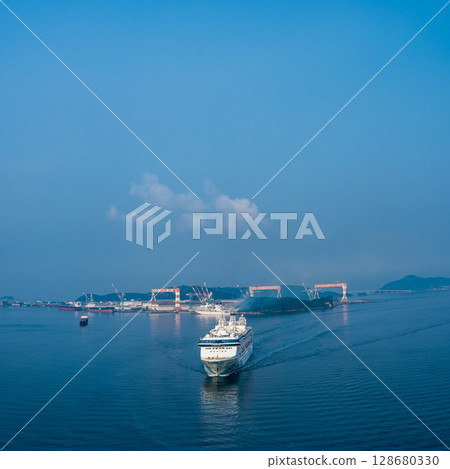 抵達長崎港的遊輪（星際航行者號）從女神大橋廣場出發[長崎市] 128680330