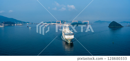 抵達長崎港的遊輪（星際航行者） 從女神大橋俯瞰全景[長崎市] 128680333