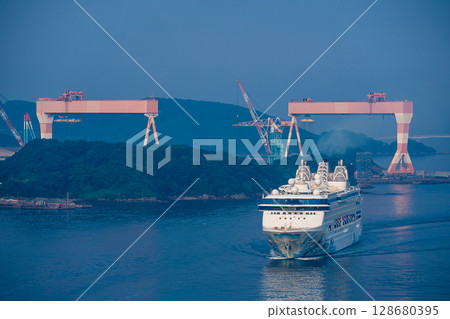 從女神大橋抵達長崎港的遊輪（星際航行者號）[長崎市] 128680395