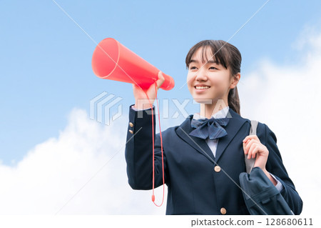 穿著西裝外套的高中和國中女生用擴音器歡呼 128680611