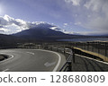 從彎道上眺望富士山和山中湖 128680809