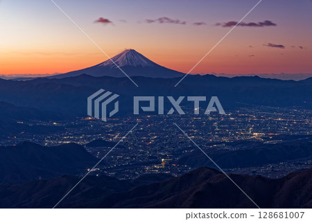 Mount Fuji at dawn and the night view of the Kofu Basin from Mount Kentoku 128681007