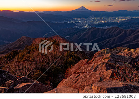 Mount Fuji at dawn and the night view of the Kofu Basin from Mount Kentoku 128681008