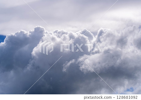 夏日的天空 128681092