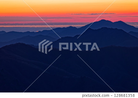 黎明時分從健德山眺望山和東京灣 128681358