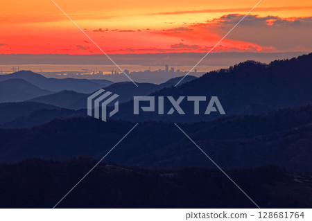 黎明時分從健德山眺望山和東京灣 128681764